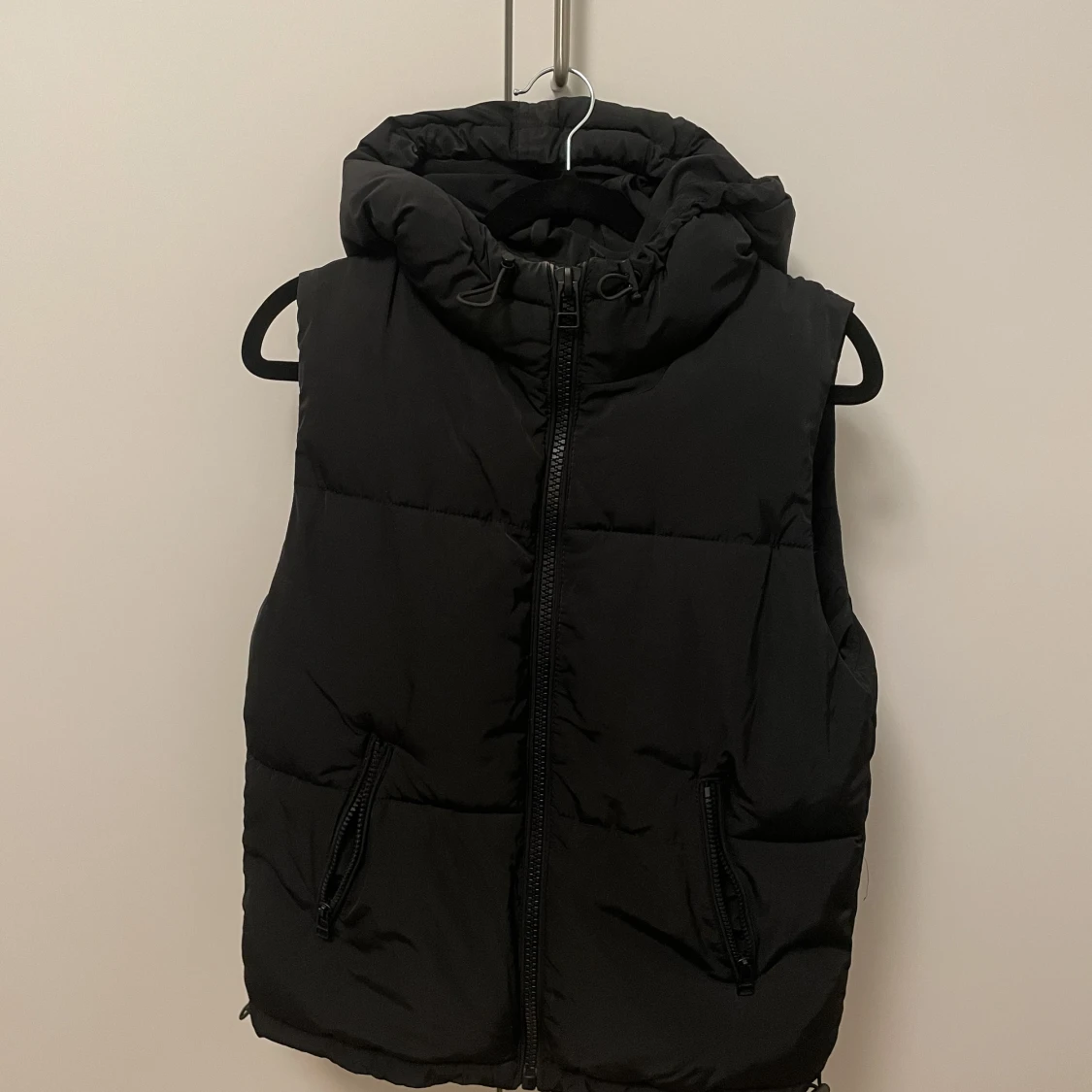 Svart dunväst med luva