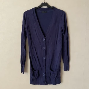 Lång cardigan Strl. S - I fint skick förutom att den är skrynklig.