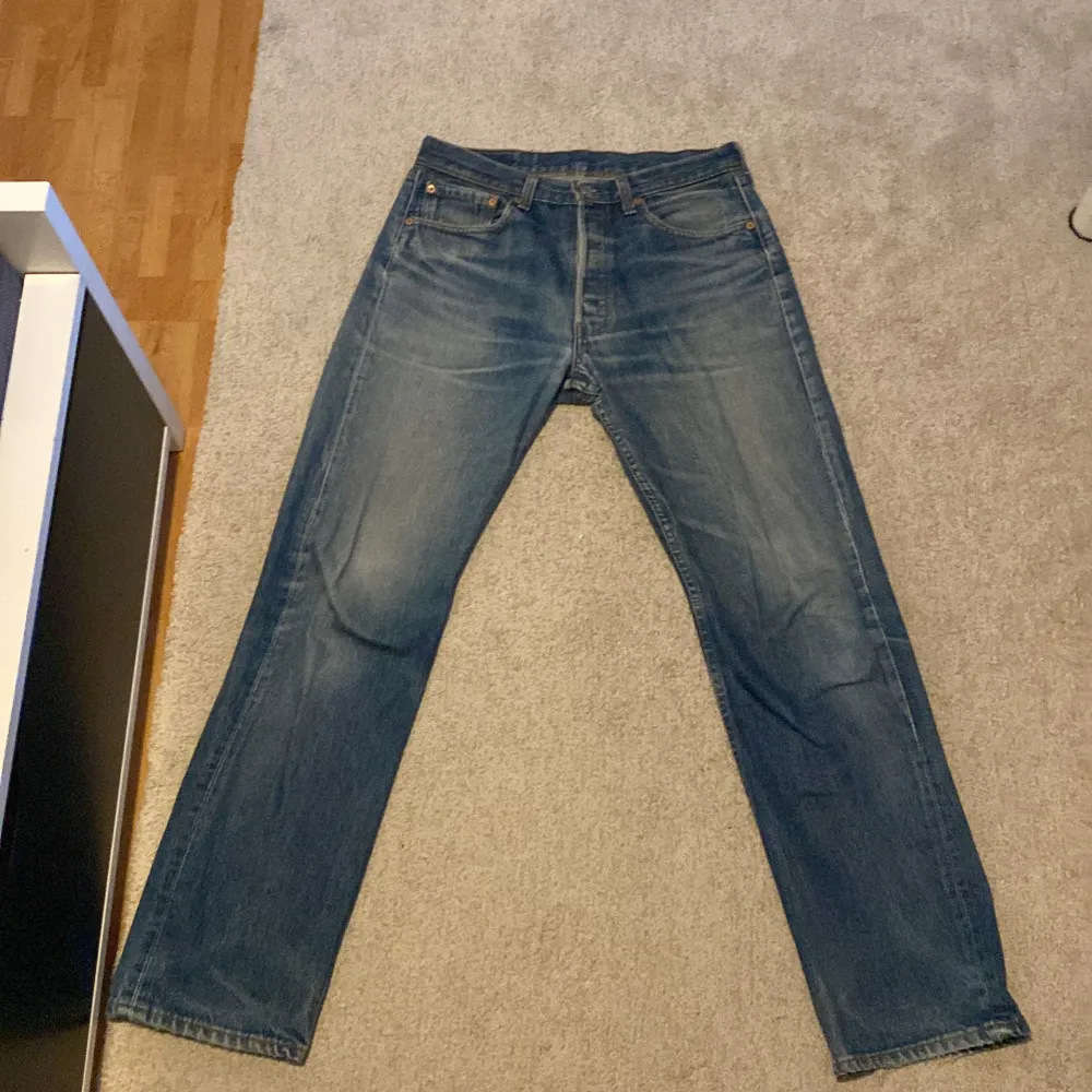 Vintage Levis 501 jeans i fint skick. Lappen bak är lite skadad. Jeans & Byxor.