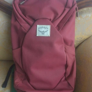 Osprey Acheron 24 säljes - Helt oanvänd Osprey Acheron 24 backpack/ryggsäck säljes.  Köpts från Addnature i höstas men passade inte helt. Flera fack, ställbar ryggplatta, spännen både runt midjan och bröst, vadderade axelremmar.