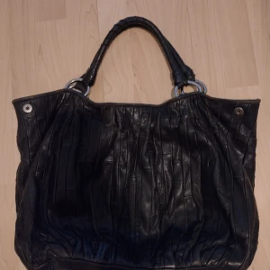 MIU MIU Tote bag - Säljer en miu Miu väska modellen är större går ner dator och allt möjligt den är i skinn och är äkta miu miu