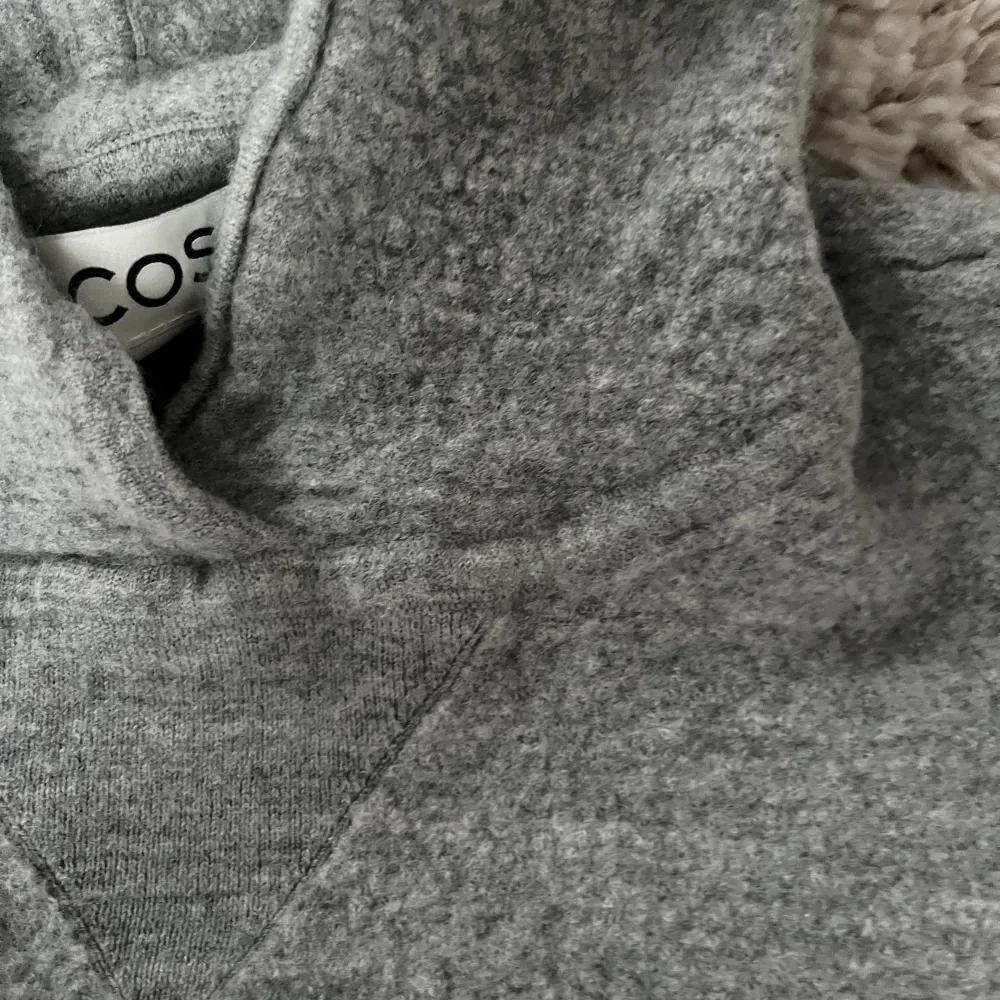100% Ull hoodie från COS🌟Sparsamt använd och fint skick. Storlek S men liten i storleken, tyvärr för liten för mig.. Hoodies.