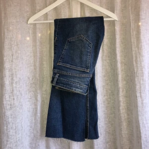 Jeans Zara mörkblå - Mörkblå jeans från Zara, storlek 36 