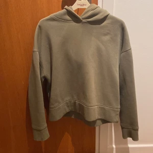 Olivgrön hoodie - Oversized olivgrön hoodie som är as skön att bara slänga på sig💚