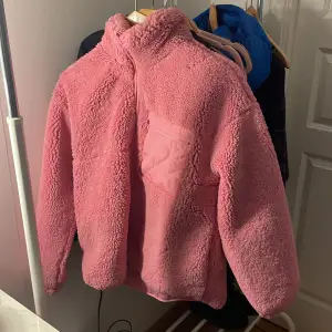 Säljer nu min rosa Teddy jacka från pull & bear för att den inte kommer till användning å för att de inte är min stil riktigt, använd någon gång bara och fint skick! 