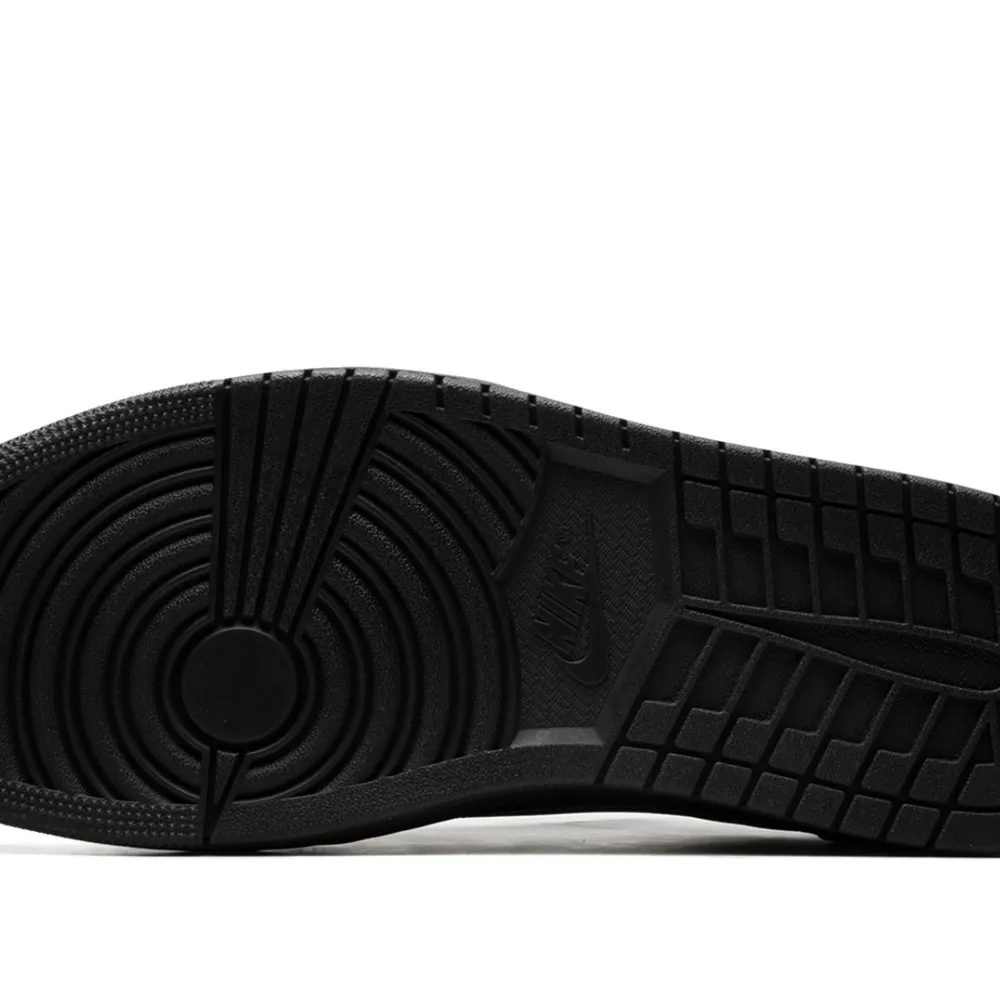 Nyaste releasen av Travis Scott x Nike finns nu oss hos för endast 1799kr och retail ligger på runt 10-13.000kr. Kommer med korrekt låda och snören med färgerna: Svart, röd och svartvit. Finns i alla storlekar. Kontakta oss om du vill se mer av skon 📨. Skor.