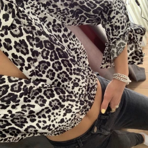 Leopardmönstrad blus - Jättefin blus med leopardmönster!🌟frakt 66kr (lånad bild)