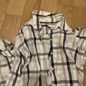 Rutig enkel skjorta  - Långärmad skjorta som i nyskick. 