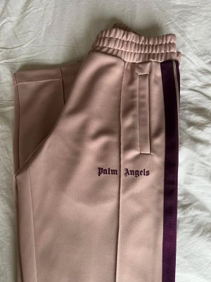 Palm angels byxor - Säljer mina oanvända palm angels byxor i rosa/lila. Storlek S ☺️kvitto finns vid intresse. Byxorna finns i Jönköping annars står köparen för frakt 🥰🥰