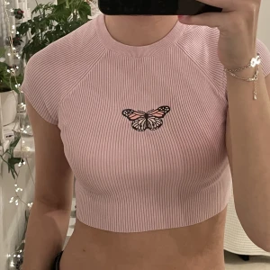 tröja med fjäril  - jättegullig croppad tröja med fjäril på 💜🦋
