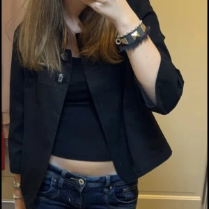 Trekvartsärmad jacka - Svart trekvartsärmad ”jacka” i superfint skick, 280+frakt