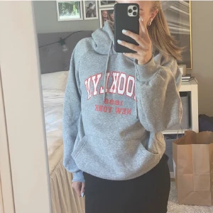 Grå hoodie - det är en grå hoddie 