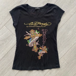 Ed hardy t-shirt - Säljer en Ed hardy t-shirt. Passar Xs-S. Fint skick och köpare står för frakt💗