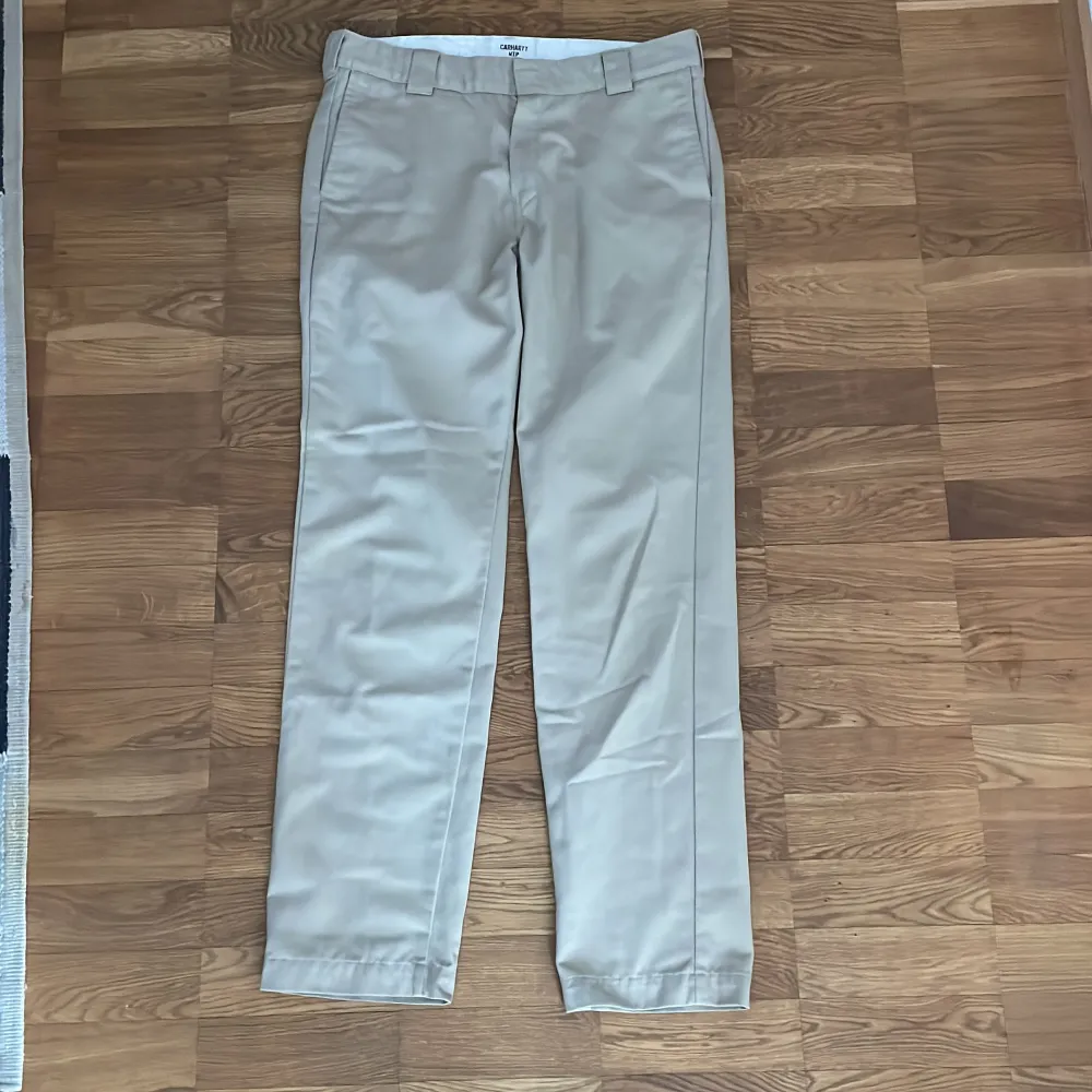 Ett par fina chinos från Carhartt med straight passform. Köpta 2020.. Jeans & Byxor.