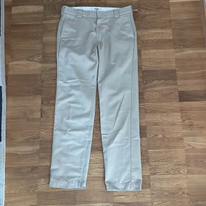 Carhartt chinos - Ett par fina chinos från Carhartt med straight passform. Köpta 2020.