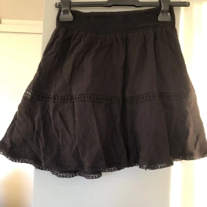 Svart kjol - Svart kjol med resår band. Relativt kort. Storlek s.