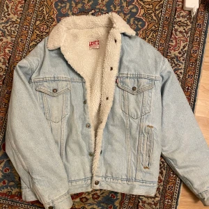 Levi’s jacka - Intressekoll retro Levi’s jacka som jag fått av min morfar. Storlek M sitter oversized på mig. Riktigt cool o varm