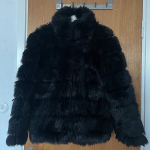 Pälsjacka  - Päls jacka (ej äkta)  Nelly brand  Storlek 34 funkar även som 36/38 Väldigt skön och varm! Använd förra vintern, varmaste jackan jag ägt. 