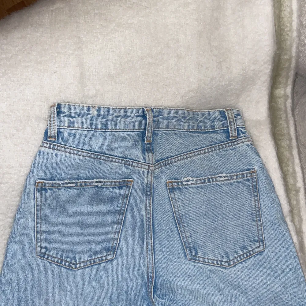 Långa raka jeans från Zara strl 36, hål på knän och fransiga i benslutet Kan skicka fler bilder om det önskas.  Använda ett fåtal gånger.  Jag är 164 cm och jeansen är väldigt långa på mig.   Köpare står för frakt . Jeans & Byxor.