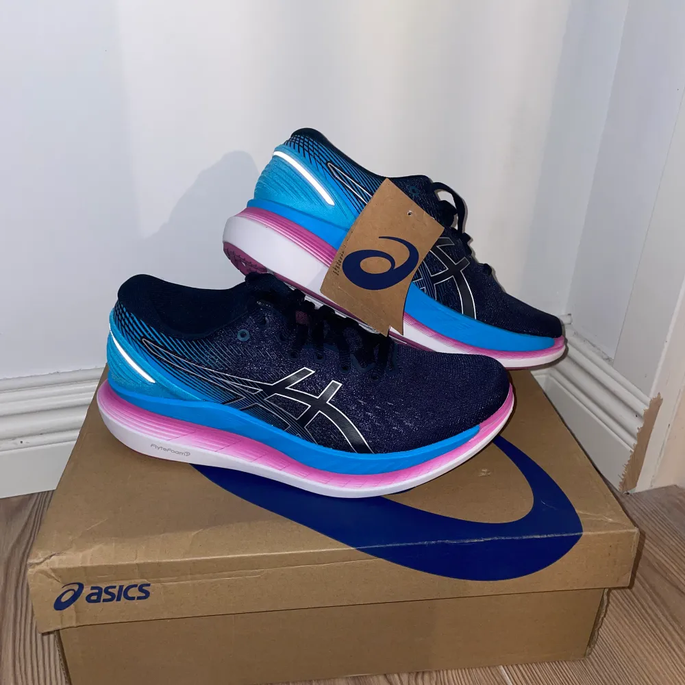 3 par oanvända träningsskor från märket Asics  2st i storlek 39,5  1st storlek 37. Skor.