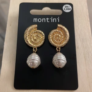 Montini örhängen - Inköpta som present för 30kr men uppskattades inte och därför säljs dessa oanvända örhängen för 15kr