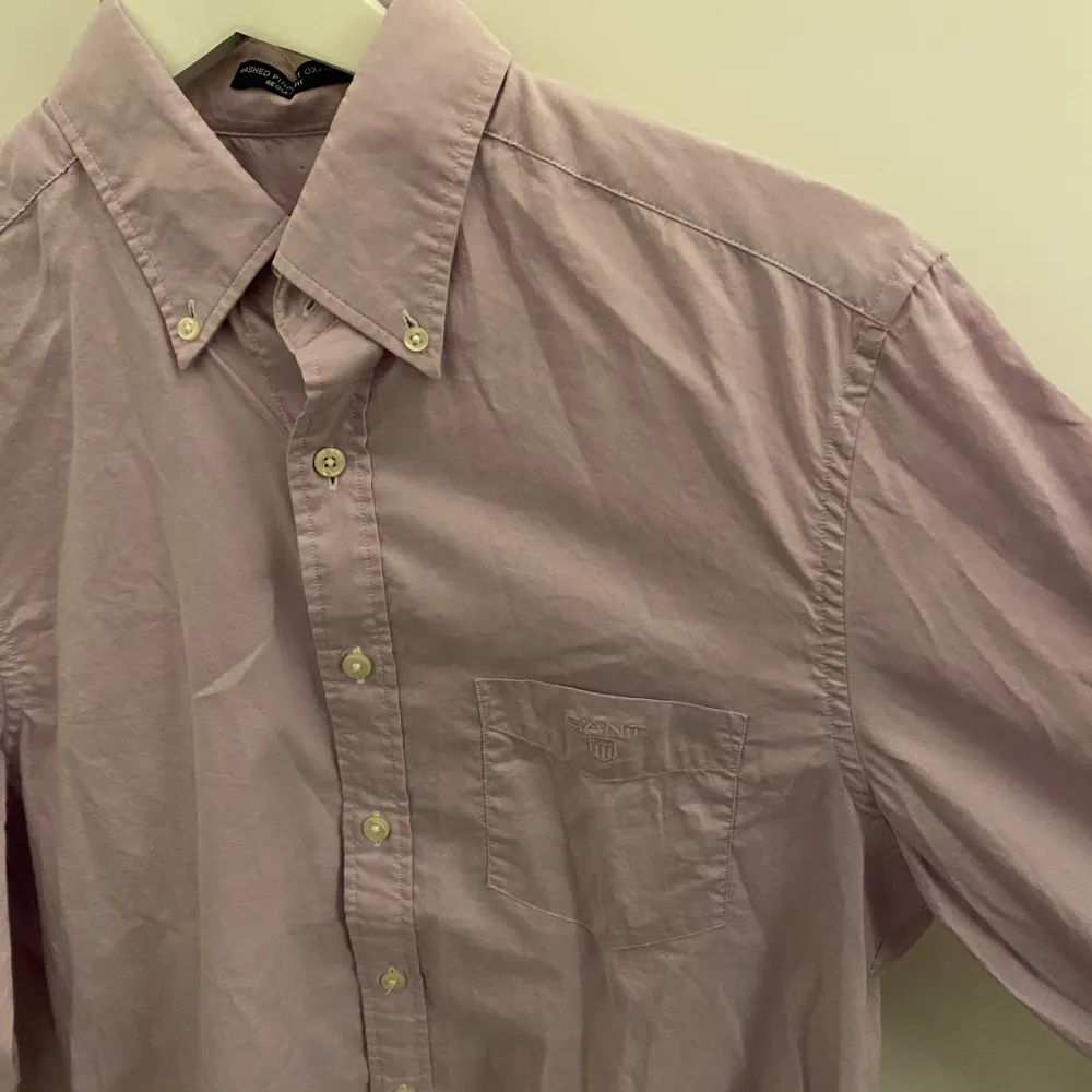 Rosa skjorta i storlek S. Skjortor.