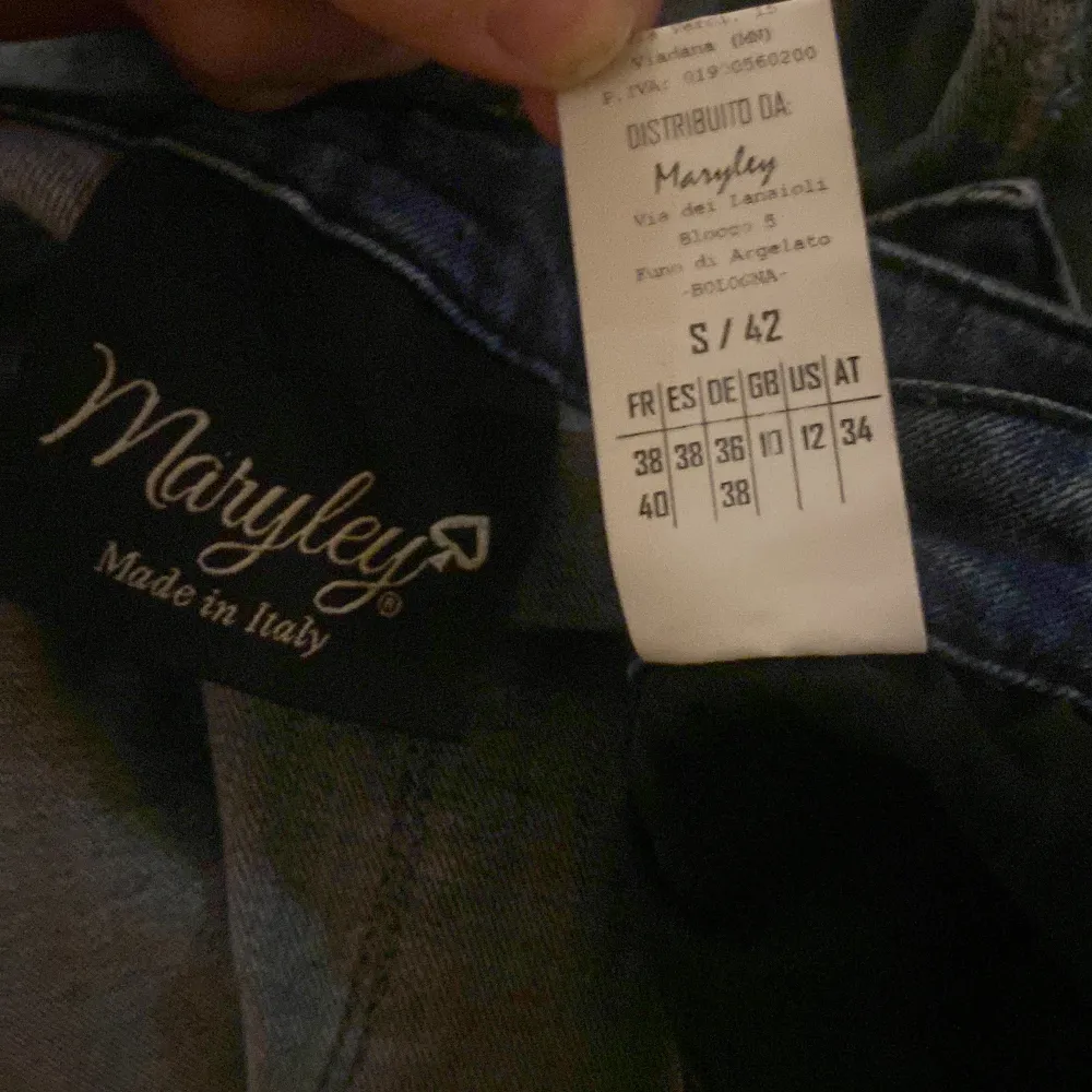 Dessa jeansen är mörkblå med några detaljer längs benen💕 mycket fina byxor från Maryley, i en storlek M dom är i ett bra skick då jag använt de ett få tall gånger💖  säljs pga att de blivigt för små för mig💕. Jeans & Byxor.