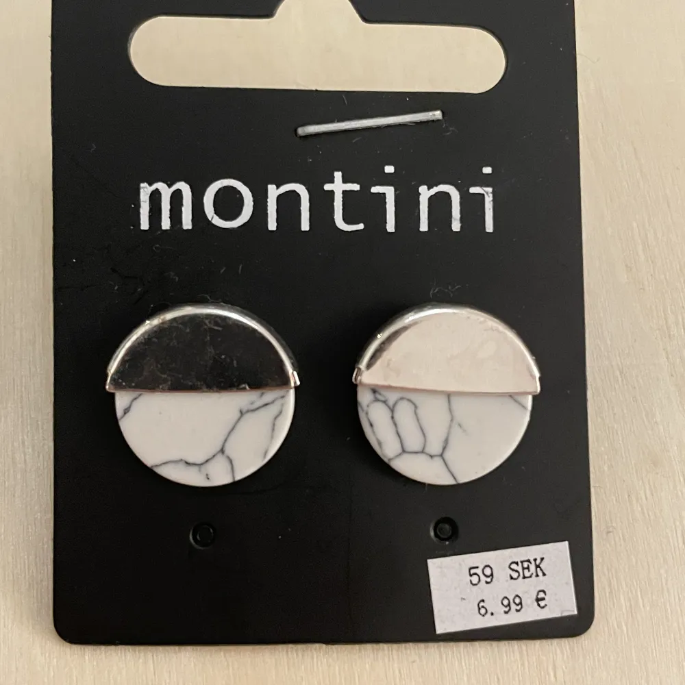 Helt nya örhängen inköpta för 60kr som en present men det blev fel så jag säljer örhängena för 29kr. De är helt nya och de har inte ens tagits ur sin förpackning. . Accessoarer.