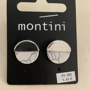 Montini örhängen - Helt nya örhängen inköpta för 60kr som en present men det blev fel så jag säljer örhängena för 29kr. De är helt nya och de har inte ens tagits ur sin förpackning. 