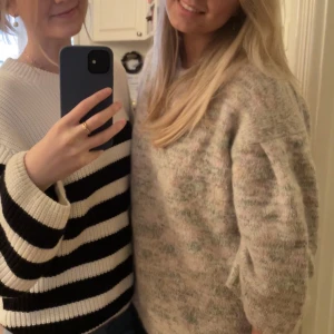 Stickad tröja - Stickad tröja från Arket. Jag köpte den ca 1-2 år sedan men den är näst intill oanvänd. Ordinariepris är 900kr. Storlekens är L och den sitter oversize på mig som normalt sätt har M