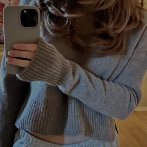 Arket tröja - (100% wool) Kall-brun stickad tröja ifrån Arket, passar en XS. Lite croppad modell med långa ärmar. Bra skick, som ny. Orginal pris runt 1000kr, säljer för 500kr