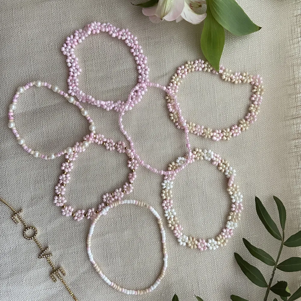 Armband med blommor kostar 20 kr/st och resterande kostar 15 kr/st💗 vid köp av fler får man rabatt 🥰 frakt kostar 15 kr. Accessoarer.