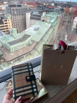 Burberry Check & Leather folding wallet - Burberry wallet Condition: like new It has the box, dust bag The original price was 6300 SEK