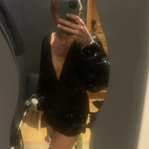 Kläning  - Säljer denna jätte fina paljettklänning. Den är endast använd två gånger och kommer i ett väldigt bra skick. 