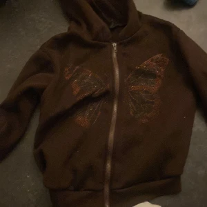 Hoodie  - En brun hoodie med fjäril 