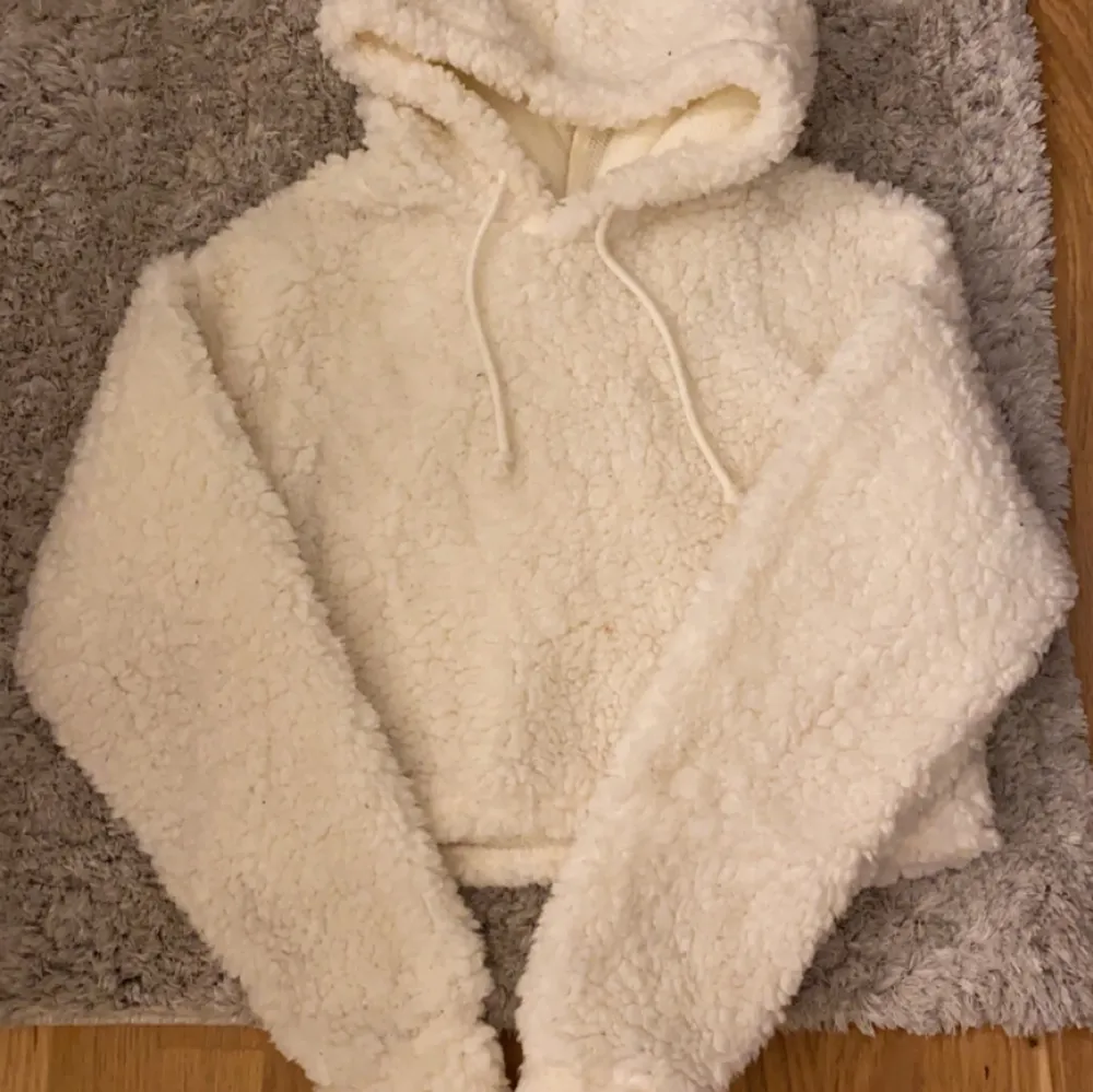 Säljer denna super mysiga kroppade teddy hoodien från Chiquelle storlek xs, aldrig använd Säljer den för 150kr+frakt eller bud💕. Hoodies.