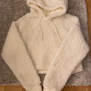 Hoodie  - Säljer denna super mysiga kroppade teddy hoodien från Chiquelle storlek xs, aldrig använd Säljer den för 150kr+frakt eller bud💕