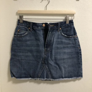 Jeanskjol - I strl 36 med fransar nedtill. Fint skick!