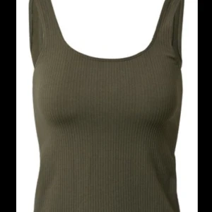 Amin linne - Säljer också linnet till byxorna (se förra annonsen) i grönt. Linnet är också bara använt en gång. Man kan köpa linnet, byxorna och en vit topp som liknar den på bilden med byxorna tillsammans (för billigare pris). Skriv isf! 