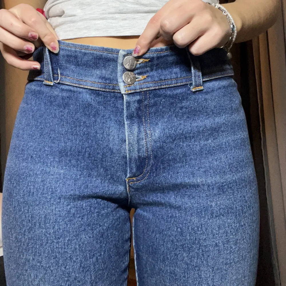 Raka midwaist jeans från Filippa K. Snygg ficklös modell som trendade på 00-talet! Mycket bra skick. Jeans & Byxor.