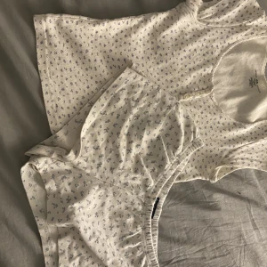 Brandy Melville pyjamas sett - Säljer brandy Melville pyjamas sett med shorts och topp. Perfekt till sommaren och våren