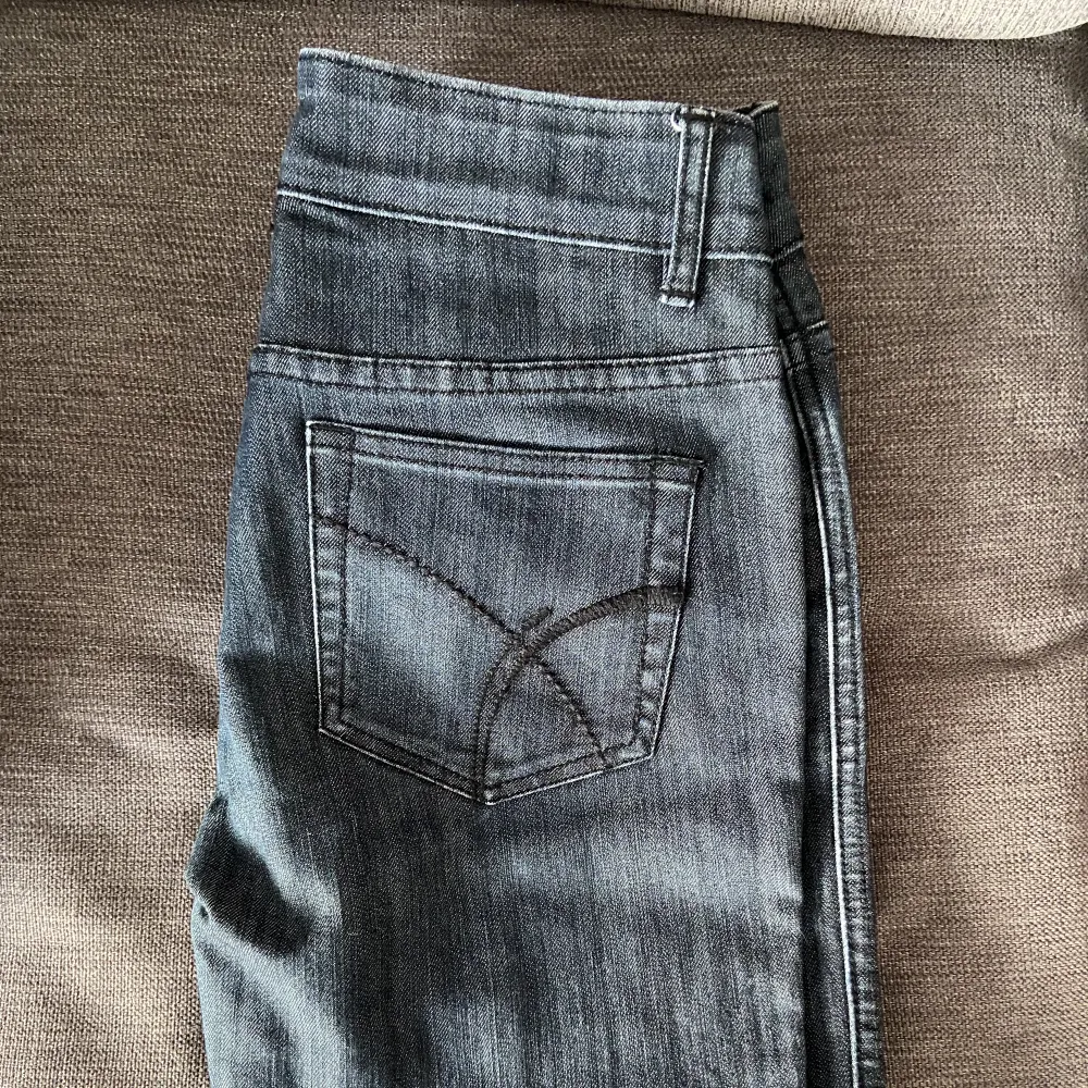 grå-blå low/mid waist jeans! skriv till mig om du har några frågor!!! 💗☺️. Jeans & Byxor.