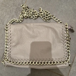 Tiamo väska - Hej, säljer denna fina tiamo väskan som är oanvänd och ny! Kan även tänka mig att byta mot en i mindre storlek. Tror denna är M. Kom privat för pris! 