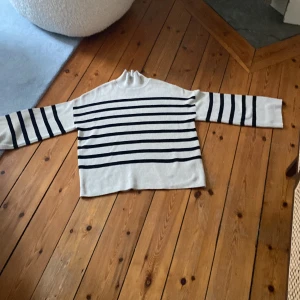 In Wear tröja - In Wear tröja. X small, men rymlig i modellen 