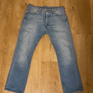 Fina Levis jeans i gott skick trots flera antal tvättar. Storlek är W:34 L:30. Pris kan diskuteras 