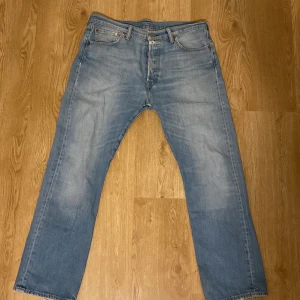 Levis 501 Jeans - Fina Levis jeans i gott skick trots flera antal tvättar. Storlek är W:34 L:30. Pris kan diskuteras 