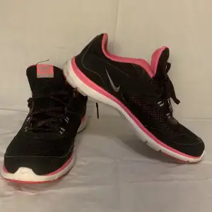 Svart/rosa Nike flex träningsskor i bra skick.  Fler bilder kan tas vid intresse, skriv om du har frågor.