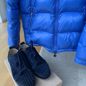 Christian Louboutin ❤️ - Tja, säljer mina navy loubs som är som nya. Det är storlek 43, men har 44 i af1 och de passar mig. Kvitto och ALLT finns. 9/10 cond