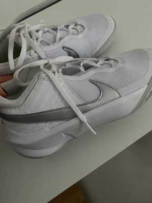 Nike Hustled X - SU21 Basketskor - Storlek 37,5. Använda fåtal gånger och fina i skick. En bra basketsko