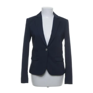 Marinblå kavaj/blazer - Kavaj från märket STOCKH LM storlek 38, men passar mig som pendlar mellan xs/s. Säljer pga den aldrig kommer till användning och etiketten finns kvar 🥰 frakt tillkommer